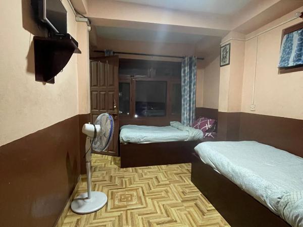 Nirvaan Guest House (Hotel Bibidh) : photo 10 de la chambre chambre double avec salle de bains privative