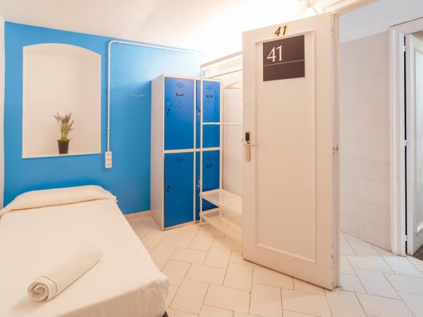 Forum Tarragona : photo 2 de la chambre chambre simple avec salle de bains commune