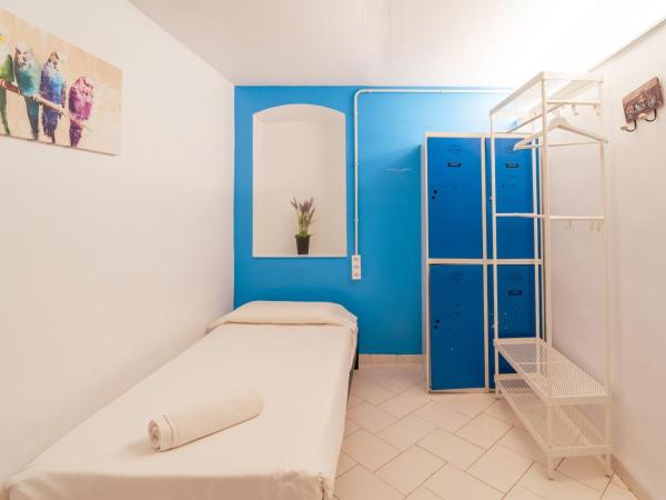 Forum Tarragona : photo 3 de la chambre chambre simple avec salle de bains commune