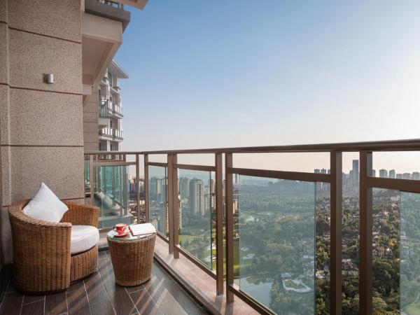 Crowne Plaza Chongqing New North Zone, an IHG Hotel : photo 2 de la chambre premium king room with balcony and golf view
