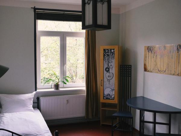 Hostel & Garten Eden : photo 6 de la chambre chambre lits jumeaux avec salle de bains commune