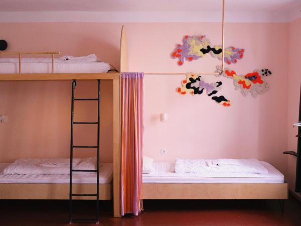 Hostel & Garten Eden : photo 2 de la chambre lit dans dortoir 6 lits