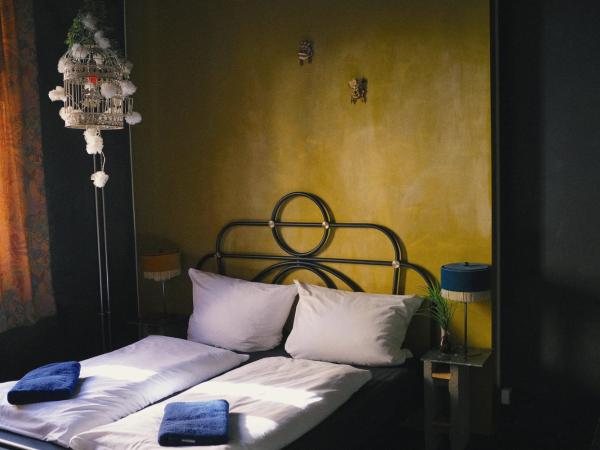 Hostel & Garten Eden : photo 3 de la chambre chambre double avec salle de bains