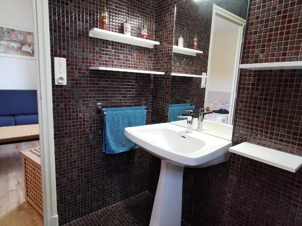 Belle chambre d'hôtes avec petit déjeuner chez Phil et Isa : photo 8 de la chambre chambre quadruple avec douche