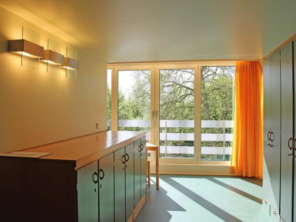 Jugendgästehaus St.-Michaels-Heim : photo 4 de la chambre chambre 6 lits avec salle de bains commune