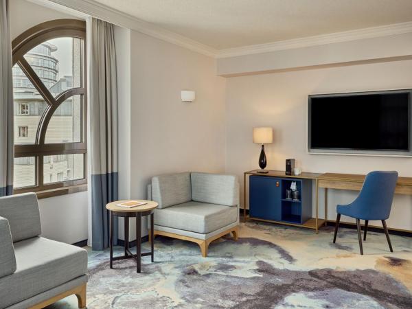 Hamburg Marriott Hotel : photo 3 de la chambre suite junior avec lit king-size et canapé-lit - accès au salon