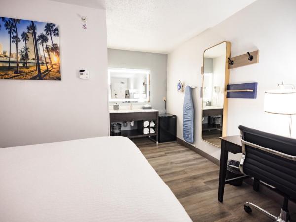La Quinta Inn by Wyndham Tampa Near Busch Gardens : photo 5 de la chambre chambre lit king-size deluxe - non-fumeurs 
