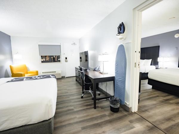 La Quinta Inn by Wyndham Tampa Near Busch Gardens : photo 4 de la chambre suite 2 lits queen-size et 1 lit king-size,non-fumeurs