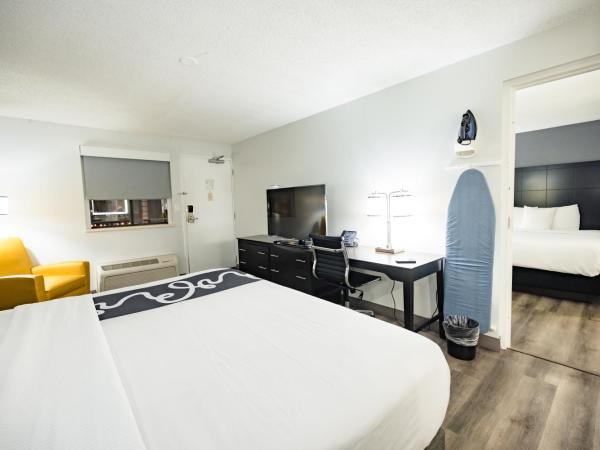 La Quinta Inn by Wyndham Tampa Near Busch Gardens : photo 3 de la chambre suite 2 lits queen-size et 1 lit king-size,non-fumeurs