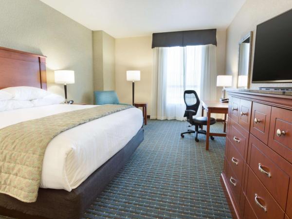 Drury Inn & Suites Colorado Springs Near the Air Force Academy : photo 1 de la chambre chambre lit king-size deluxe avec douche - accessible aux personnes malentendantes