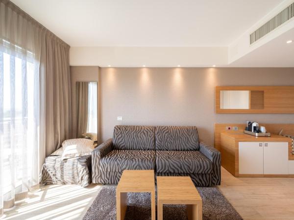 Laguna Park Hotel 4Superior : photo 4 de la chambre suite junior avec vue latérale sur la mer