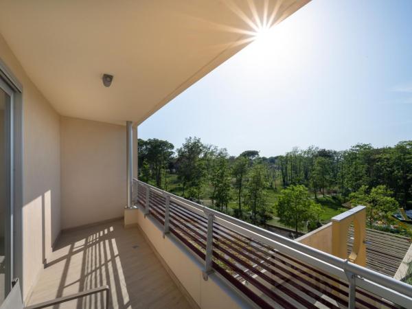 Laguna Park Hotel 4Superior : photo 9 de la chambre suite junior avec vue latérale sur la mer