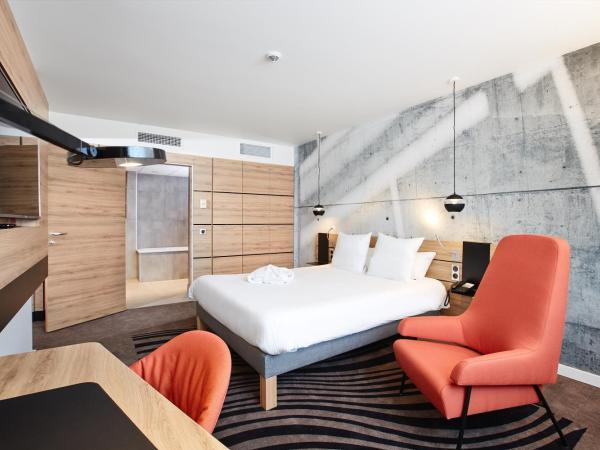 Novotel Kraków City West : photo 1 de la chambre superior suite with queen bed and kitchenette