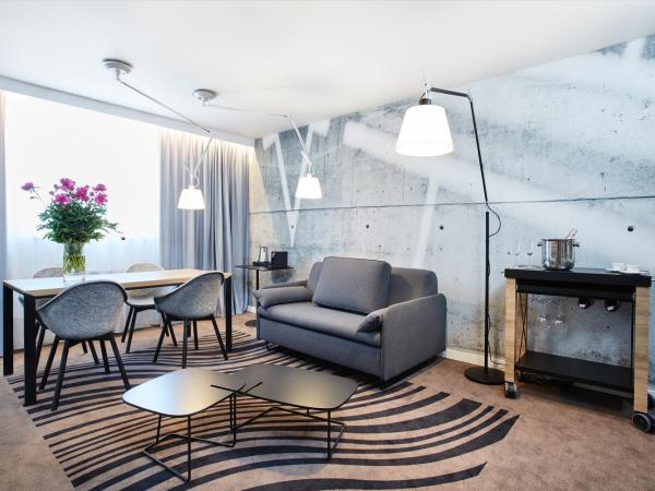 Novotel Kraków City West : photo 2 de la chambre superior suite with queen bed and kitchenette