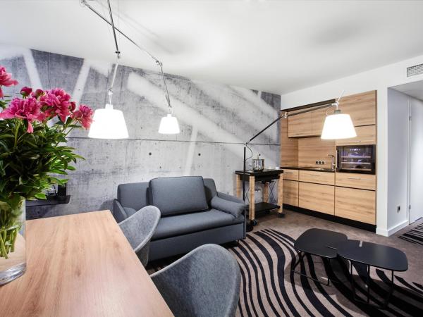 Novotel Kraków City West : photo 3 de la chambre superior suite with queen bed and kitchenette