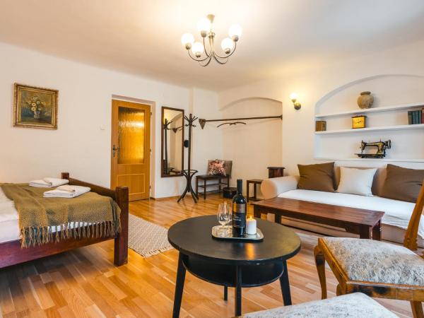 Penzion U náměstí - At the Town Square : photo 3 de la chambre chambre quadruple avec baignoire