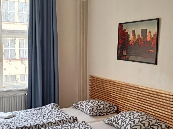 A Plus Hostel - Centrum : photo 4 de la chambre chambre double avec salle de bains commune