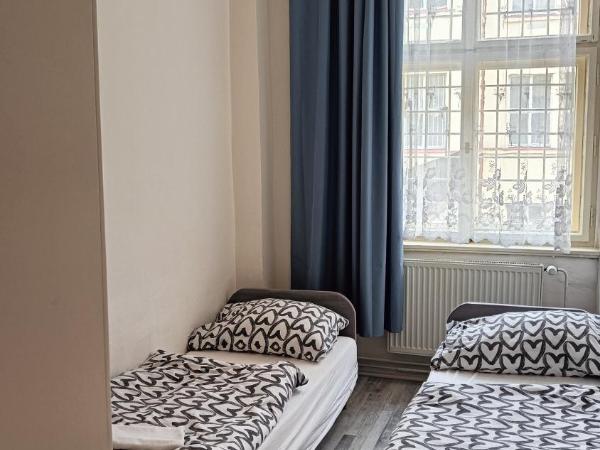A Plus Hostel - Centrum : photo 2 de la chambre chambre double avec salle de bains commune