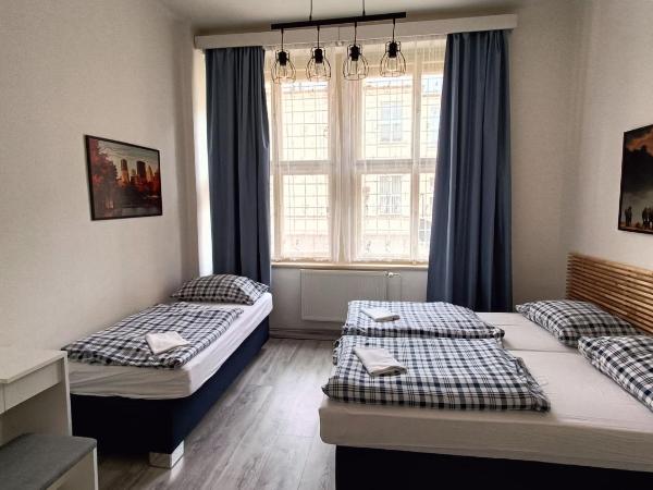A Plus Hostel - Centrum : photo 1 de la chambre chambre triple avec salle de bains commune