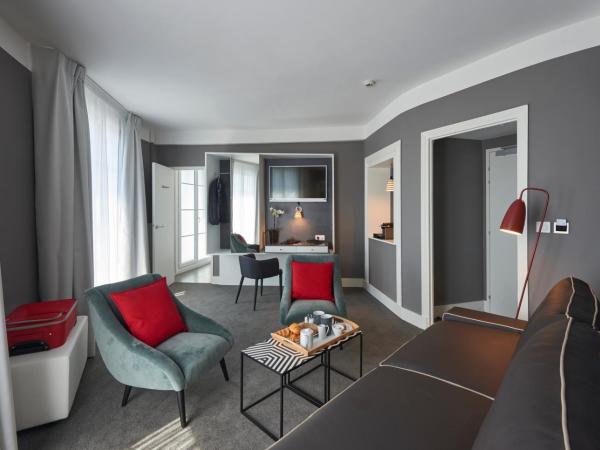 Hotel Mercure Brest Centre Les Voyageurs : photo 2 de la chambre suite avec 1 lit double et 1 canapé-lit