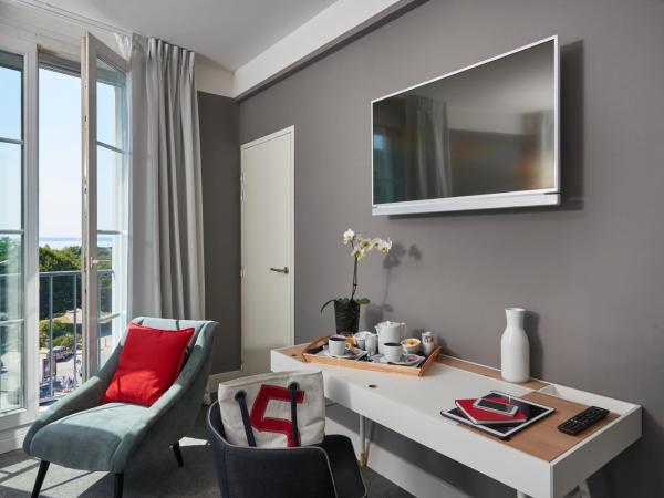 Hotel Mercure Brest Centre Les Voyageurs : photo 3 de la chambre suite avec 1 lit double et 1 canapé-lit