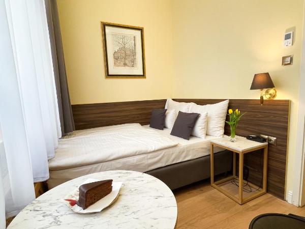 City Pension Stephansplatz I Self Check In : photo 1 de la chambre petite chambre double