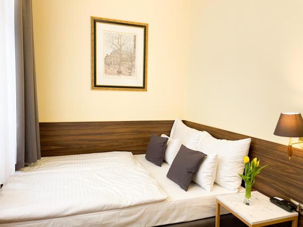 City Pension Stephansplatz I Self Check In : photo 2 de la chambre petite chambre double