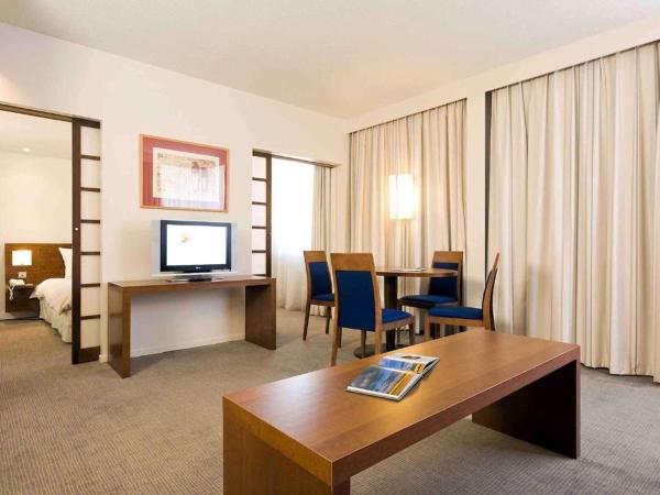 Novotel Grenoble Centre : photo 6 de la chambre suite avec 1 lit double et 1 canapé-lit