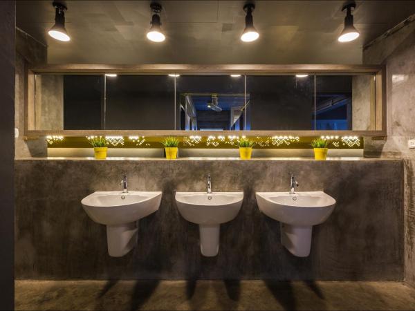 Fulfill Phuket - SHA : photo 5 de la chambre chambre quadruple avec salle de bains commune