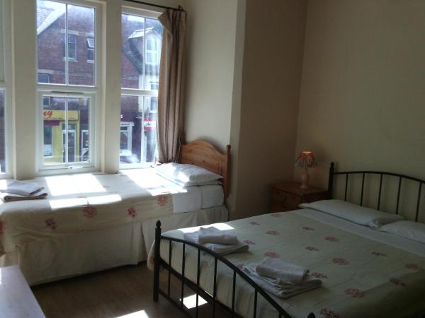 Amazon Guest House : photo 2 de la chambre chambre triple avec salle de bains et toilettes communes - annexe