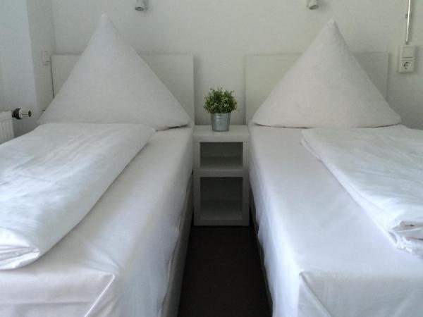 BNB near Brandenburg Gate - Rooms & Apartments : photo 7 de la chambre chambre double ou lits jumeaux avec salle de bains