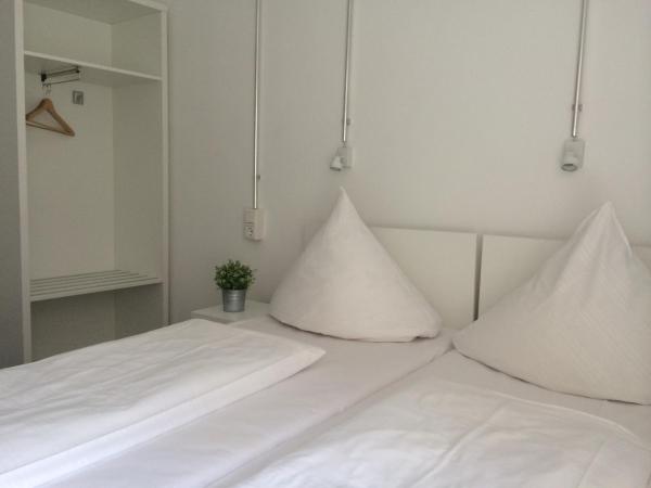 BNB near Brandenburg Gate - Rooms & Apartments : photo 10 de la chambre chambre double ou lits jumeaux avec salle de bains