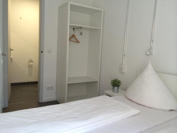 BNB near Brandenburg Gate - Rooms & Apartments : photo 1 de la chambre chambre double ou lits jumeaux avec salle de bains