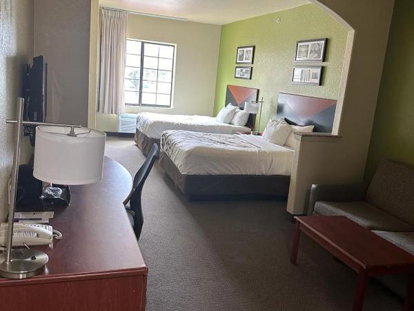 Sleep Inn & Suites at Six Flags : photo 2 de la chambre suite avec 2 lits queen-size et canapé-lit