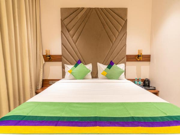 Treebo Tryst Heritage Grand - Thane : photo 7 de la chambre deluxe room with working desk & minibar