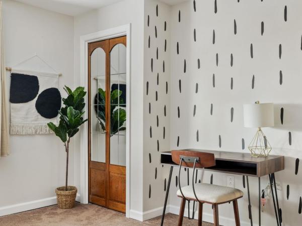 Contemporary loft 5-min to downtown : photo 2 de la chambre chambre lit queen-size deluxe