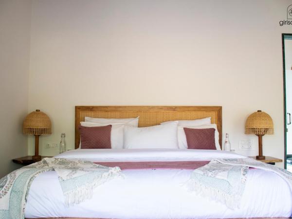 GiriSadan Organic Farm Retreat & Botanical Forest : photo 1 de la chambre chambre double - vue sur piscine