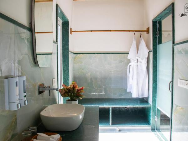 GiriSadan Organic Farm Retreat & Botanical Forest : photo 9 de la chambre chambre double - vue sur jardin