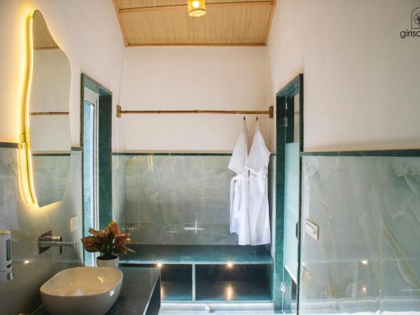 GiriSadan Organic Farm Retreat & Botanical Forest : photo 5 de la chambre chambre double - vue sur piscine