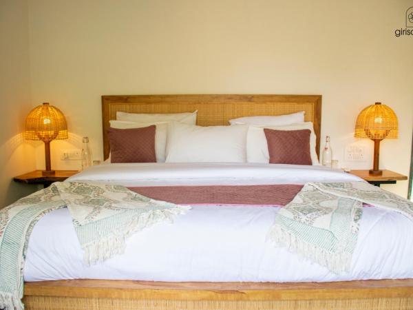 GiriSadan Organic Farm Retreat & Botanical Forest : photo 6 de la chambre chambre double - vue sur piscine