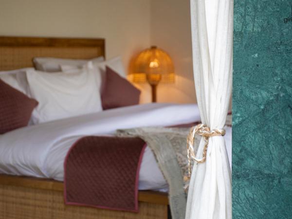 GiriSadan Organic Farm Retreat & Botanical Forest : photo 7 de la chambre chambre double - vue sur piscine