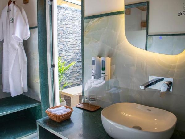 GiriSadan Organic Farm Retreat & Botanical Forest : photo 8 de la chambre chambre double - vue sur piscine