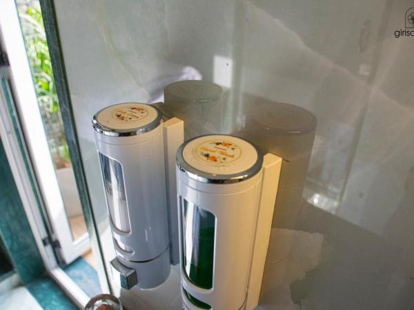 GiriSadan Organic Farm Retreat & Botanical Forest : photo 9 de la chambre chambre double - vue sur piscine