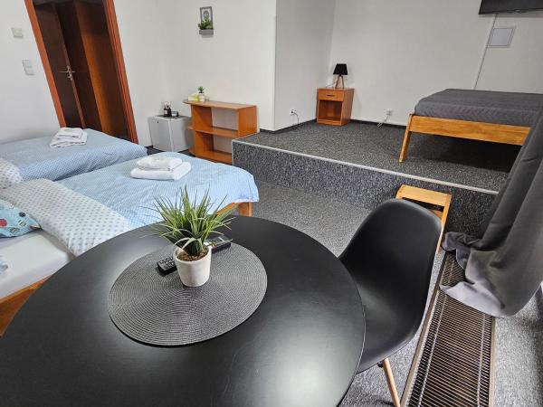 Penzion a Restaurace Simanda : photo 8 de la chambre chambre quadruple avec balcon