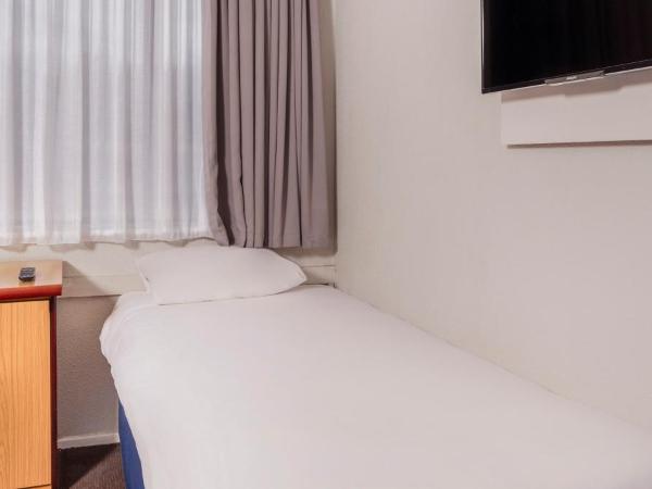 Campanile Manchester : photo 4 de la chambre chambre triple