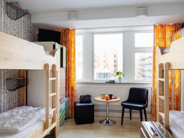 Slottsskogens Hostel : photo 2 de la chambre chambre quadruple Économique avec salle de bains commune