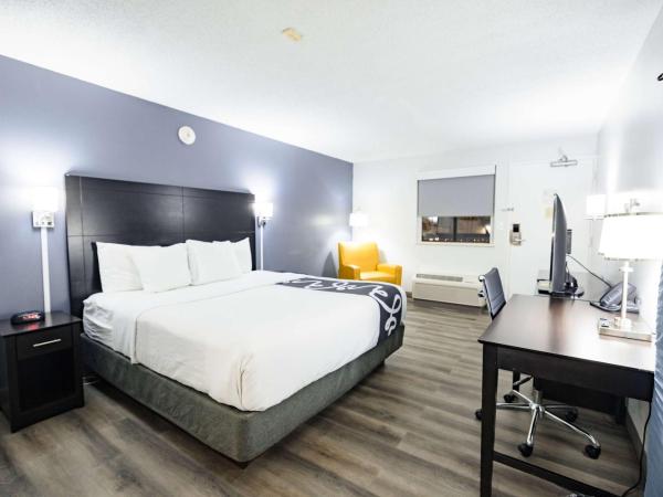 La Quinta Inn by Wyndham Tampa Near Busch Gardens : photo 1 de la chambre hébergement 1 chambre lit king-size - non-fumeurs