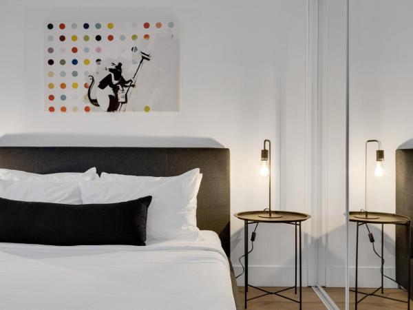 Liv MTL Downtown : photo 10 de la chambre downtown-304 | spacious modern studio suite montreal