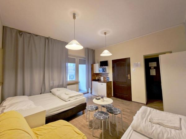 Hostel Helvetia - PRIVATE ROOMS in CITY CENTER and OLD TOWN : photo 1 de la chambre studio avec balcon