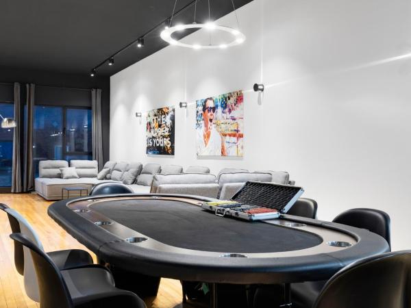 Liv MTL Plaza : photo 5 de la chambre plaza-2 | spacious bachelor loft with poker & foosball near downtown mtl